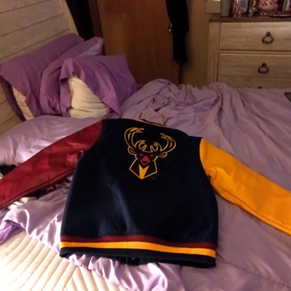 Milwaukee bucks letters man jacket - Picture 1 of 2